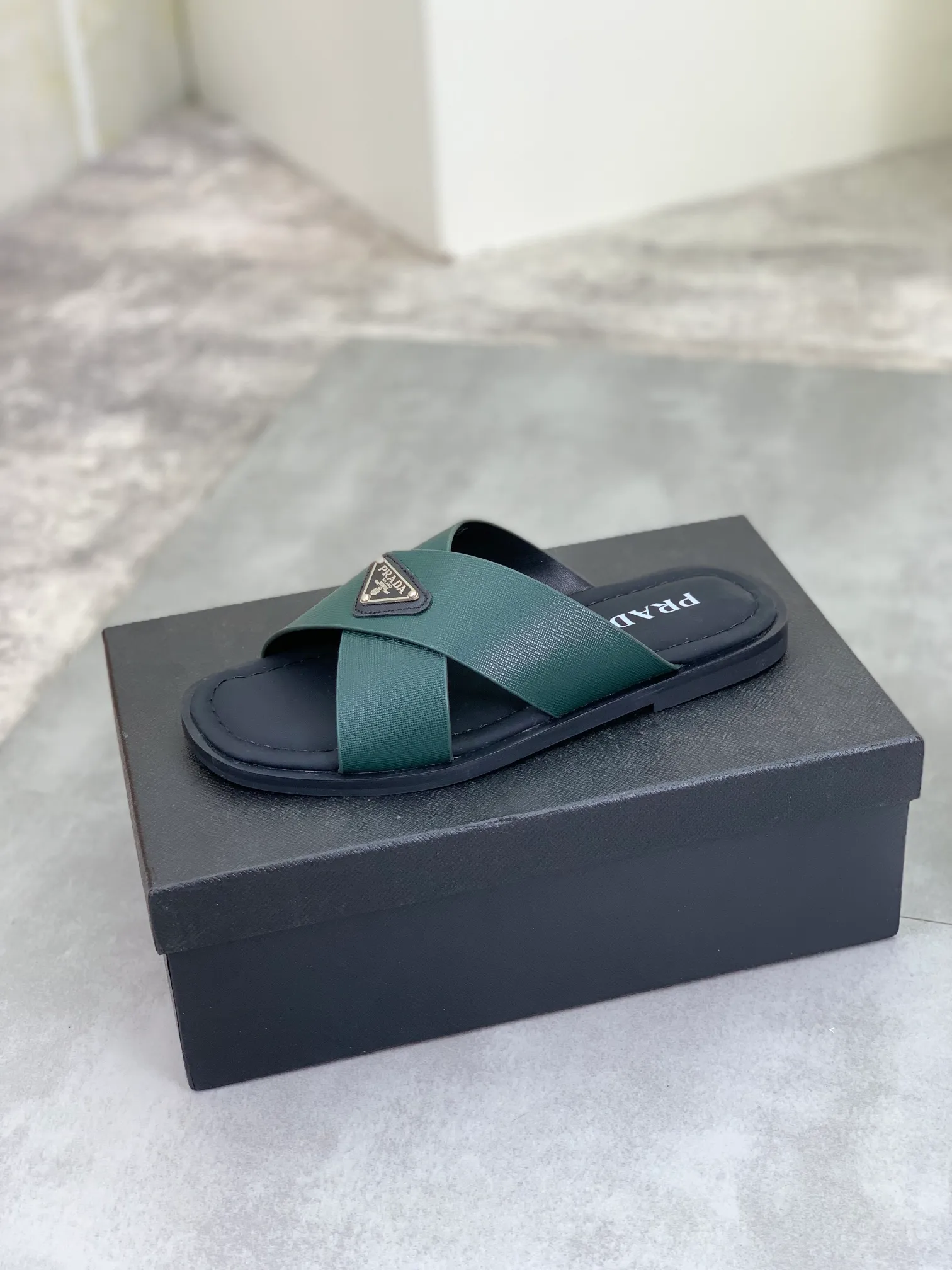 Men's shoes 💰P300💰【New style】🎁🎁🎁 PRADA Prada's new casual slippers, original official website 1:1, perfect workmanship, transmitting a kind of noble luxury, sublimating its definition of luxury in Prada's high-end extraordinary craftsmanship. Original combination outsole, code number: 38-44 (45 customized) 4️⃣colors🉑️ to choose from